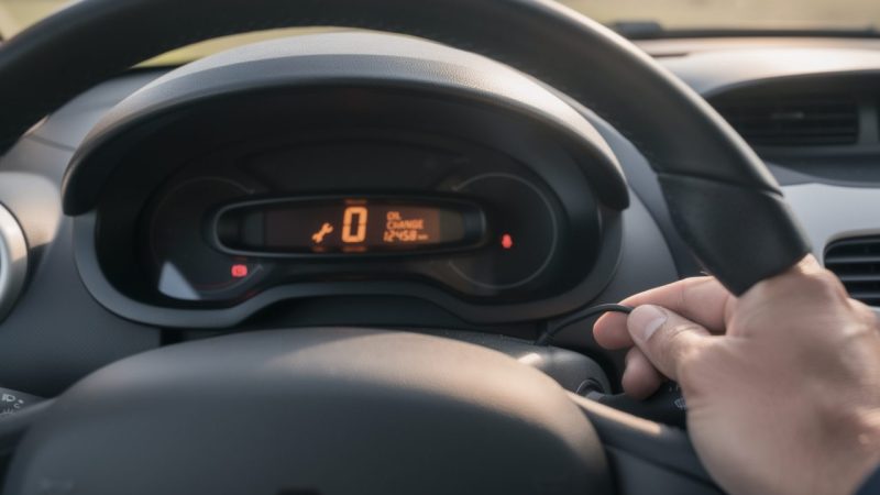 Reset voyant vidange Twingo 2 : la manipulation secrète pour effacer la clé à molette du tableau de bord.